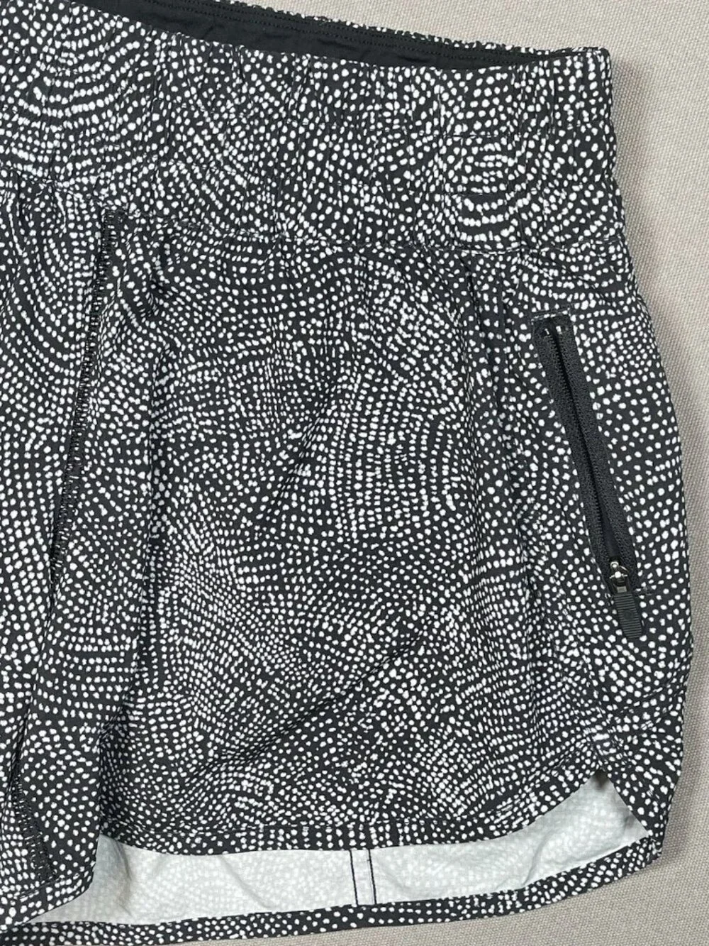 Lululemon Tracker Elastic Waist Lined Black White Dotted Shorts - Women Size 8